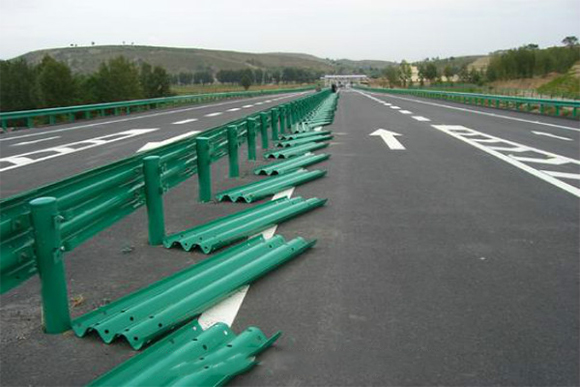 延边朝鲜族波形护栏板施工注意立柱之间距离